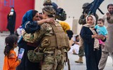 [ẢNH] Nhóm đàn ông Afghanistan tị nạn tấn công nữ binh sĩ Mỹ