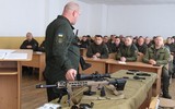 [ẢNH] Vệ binh Quốc gia Ukraine thay thế súng AK bằng súng AR-15 Mỹ