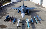 Tiêm kích Nhật Bản bị bật tung kính buồng lái khi lao lên chặn ‘máy bay nghi vấn‘