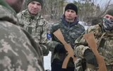 Quân đội Ukraine gây sốc khi phải dùng AK gỗ vì thiếu súng thật