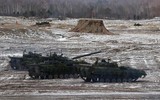 Khí tài quân sự hạng nặng Nga bất ngờ tập kết chỉ cách Ukraine 15km