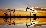 Giá dầu thế giới vừa bất ngờ lao dốc