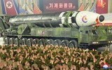'Tên lửa quái vật' Hwasong-17 xuất hiện tại lễ duyệt binh trong đêm của Triều Tiên