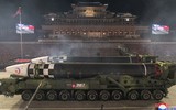 'Tên lửa quái vật' Hwasong-17 xuất hiện tại lễ duyệt binh trong đêm của Triều Tiên