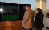 Ông Kim Jong-un cùng con gái theo dõi vụ phóng 'tên lửa quái vật' Hwasong-17