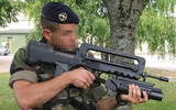 Súng trường tấn công FAMAS Pháp bắn nhanh gần gấp đôi khẩu AK Nga