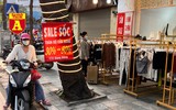 Trên phố ‘triệu đô’ bày bán ê hề quần áo giày dép… đại hạ giá 80%