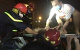 Lực lượng cứu nạn kịp thời đưa nạn nhân bị trọng thương đi cấp cứu 