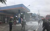 Khói trắng bao trùm lực lượng cứu hỏa trong đám cháy giả định ở cây xăng 
