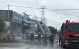 Khói trắng bao trùm lực lượng cứu hỏa trong đám cháy giả định ở cây xăng 