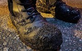 Ấn tượng đôi giày của lính cứu hỏa sau khi lao vào 'biển' lửa