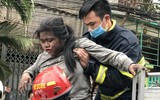 Hình ảnh thót tim bé gái được cứu nạn trong đám cháy