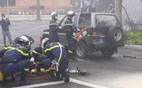 Những hình ảnh cắt phá xe ô tô cứu nạn tại vụ cháy, nổ giả định