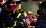 Người mẹ bật khóc khi thấy Cảnh sát cứu được con nhỏ thoát khỏi đám cháy