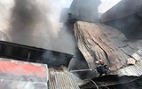 Lính cứu hỏa vất vả khống chế cháy lan và dập tắt cháy tại nơi sản xuất chăn, đệm
