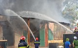 Những hình ảnh lực lượng cứu hỏa chữa cháy kho xưởng sản xuất ở xã Đình Xuyên giữa thời tiết nắng nóng