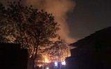 Hình ảnh lính cứu hỏa dập tắt đám cháy tại khu lán tạm ở phường Đại Mỗ