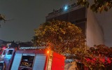 Lính cứu hoả kịp thời cứu và hướng dẫn nạn nhân mắc kẹt trong vụ cháy tại quán massage