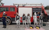 Hình ảnh lính cứu hoả điều khiển xe chữa cháy cần vươn xử lý cháy kho nhiên liệu