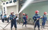  Người dân cùng lực lượng Công an đội nắng lắp điểm chữa cháy công cộng