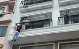 Người dân tham gia thực tập phương án thoát nạn bằng thang dây từ nhà cao tầng