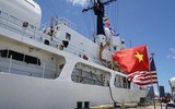 [ẢNH] Quốc kỳ Việt Nam tung bay trên tàu tuần tra USCGC John Midgett 