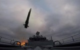 [ẢNH] 10 tên lửa Nga buộc tàu chiến Anh rời Biển Đen
