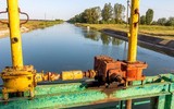 [ẢNH] Nước bắt đầu tràn qua đập trên kênh đào Bắc Crimea