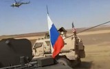 [ẢNH] Đoàn xe quân sự Mỹ buộc phải rút lui khi bị lính dù Nga ép quay đầu