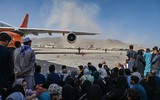 [ẢNH] Trực thăng Nga bị xâm nhập khi làm nhiệm vụ di tản người tại sân bay Kabul