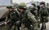 Lính thủy đánh bộ Nga bí mật hành quân về phía biên giới Ukraine?