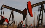 Sản lượng dầu của Mỹ suy giảm xuống mức kỷ lục
