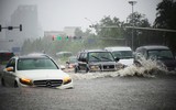 [ẢNH] Kinh nghiệm giúp lái xe an toàn khi qua đoạn đường ngập nước