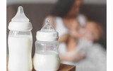 [ẢNH] Từ nghiên cứu trẻ bú bình 'nuốt' 1,6 triệu hạt vi nhựa/ngày: Những lưu ý giúp chọn bình sữa an toàn