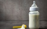 [ẢNH] Từ nghiên cứu trẻ bú bình 'nuốt' 1,6 triệu hạt vi nhựa/ngày: Những lưu ý giúp chọn bình sữa an toàn