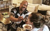 [ẢNH] The Rock: ‘Gã khổng lồ’ Hollywood và những khoảnh khắc ‘nhỏ bé’ ngỡ ngàng trước vợ con