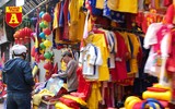 [ẢNH] Chợ chiều 30 Tết đông vui hiếm thấy, người mua tấp nập, hàng hoá 'giữ giá'