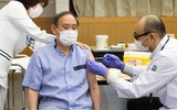 [ẢNH] Thủ tướng Nhật Bản tiêm vắc-xin ngừa Covid-19 trước chuyến thăm Mỹ