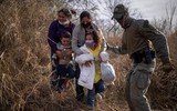 [ẢNH] Nước Mỹ đau đầu đối phó với dòng người di cư ngày càng tăng