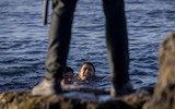 [Ảnh] Hàng nghìn người Morocco bất chấp nguy hiểm tính mạng, vượt biển đến Tây Ban Nha