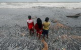 [ẢNH] Tàu chở axit bốc cháy dữ dội trên biển Sri Lanka