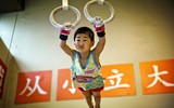 [ẢNH] Vận động viên nhí Trung Quốc đổi máu và nước mắt cho ‘giấc mơ vàng' Olympic