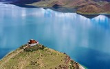 [ẢNH Thăm tu viện ‘trên mây’ và ngôi đền ‘cô đơn’ nằm giữa hồ thiêng Tây Tạng 