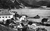 [ẢNH] Ngôi làng ma mị nổi lên từ đáy hồ sau 71 năm bị nhấn chìm