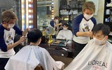 [ẢNH] Xem Đàm Vĩnh Hưng và sao Việt trổ tài ‘múa kéo’ tự cắt tóc trong mùa dịch 