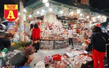 ‘Chợ’ Giáng sinh Phố Hàng Mã trang hoàng rực rỡ, thu hút giới trẻ dịp cuối tuần