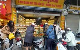 Người dân Hà Nội tất bật mua sắm để kịp chuẩn bị đón Tết Nhâm Dần 2022