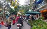 Người dân Hà Nội tất bật mua sắm để kịp chuẩn bị đón Tết Nhâm Dần 2022