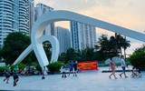 Hà Nội đóng cửa công viên, người dân tấp nập ra vỉa hè, lòng đường tập thể dục