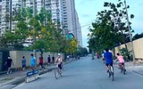 Hà Nội đóng cửa công viên, người dân tấp nập ra vỉa hè, lòng đường tập thể dục